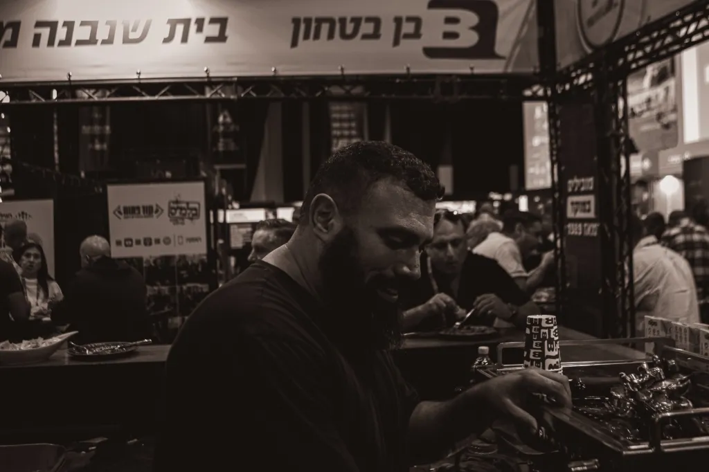 בריסטה מפעיל עמדת קפה בכנס